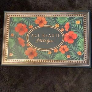 Ace Beautē Nostalgia Eyeshadow Palette**NEW IN BOX
